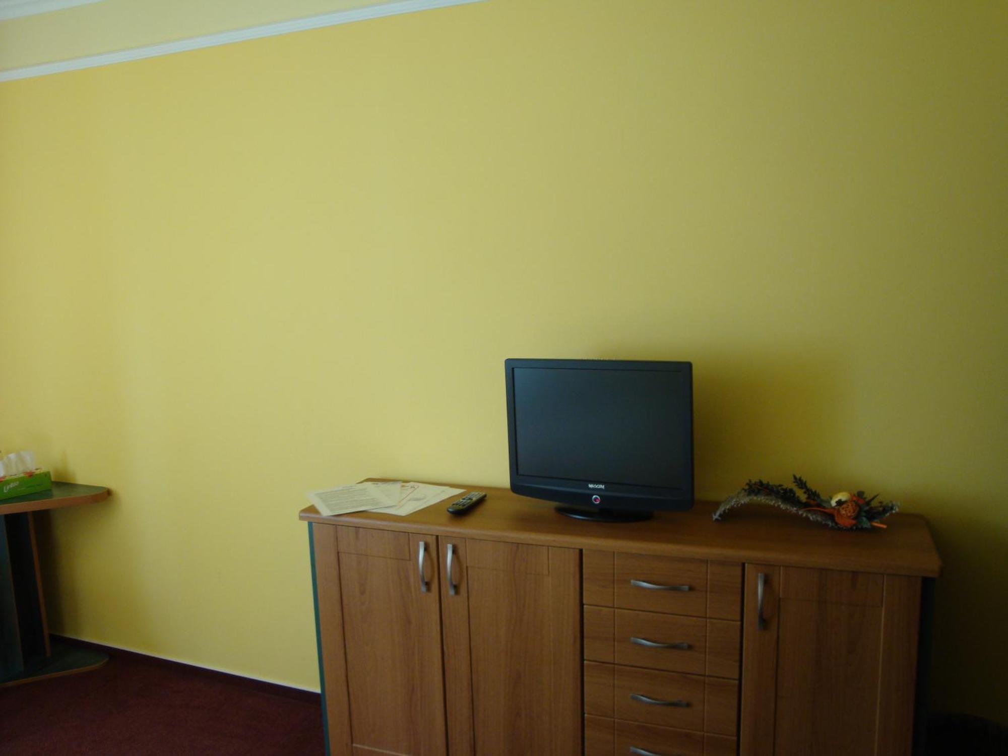 Lazne Evzenie Hotel Klasterec nad Ohri Luaran gambar