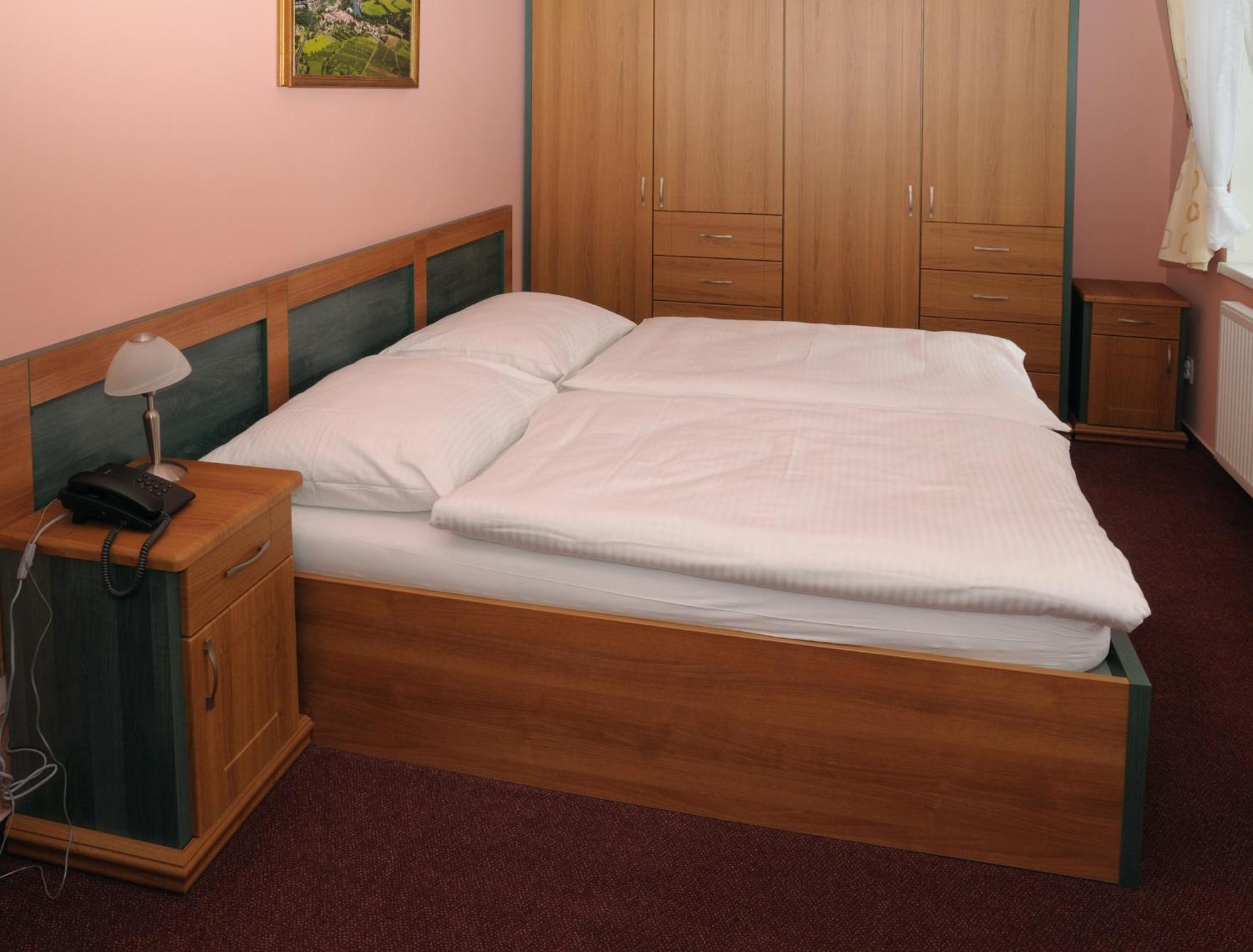 Lazne Evzenie Hotel Klasterec nad Ohri Luaran gambar
