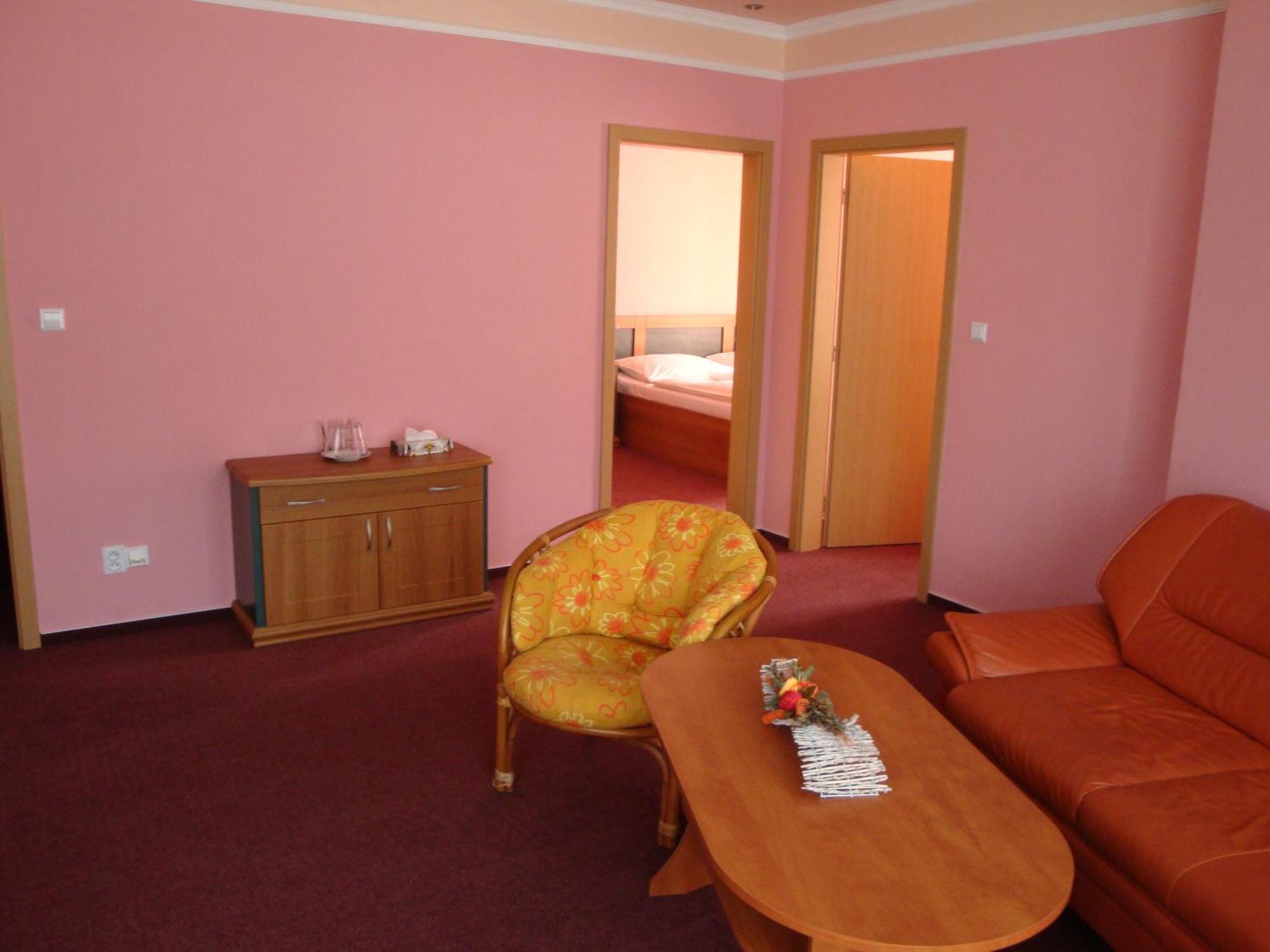 Lazne Evzenie Hotel Klasterec nad Ohri Luaran gambar